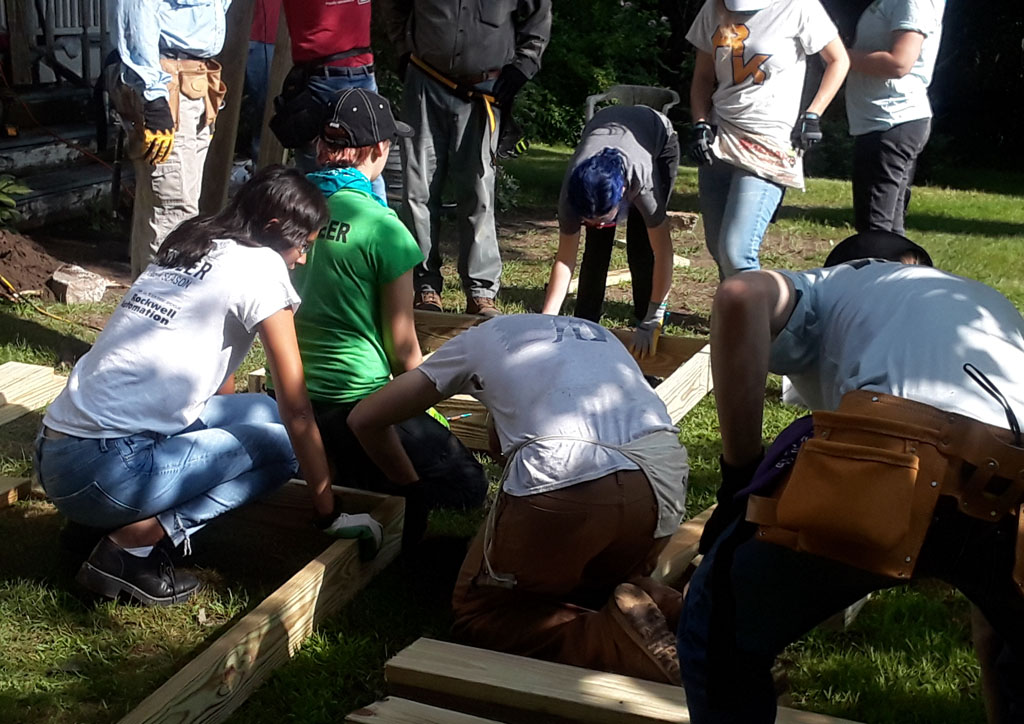 YRUU Youth Group Does Habitat for Humanity Project in Battle Creek